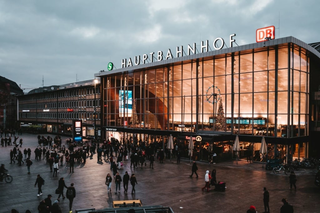 Vorplatz und Hauptbahnhof Köln