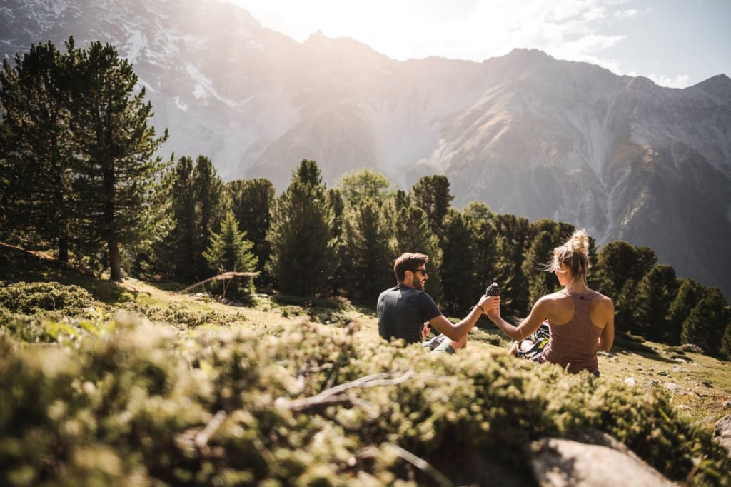 Paar beim Picknick am Ortler, Südtirol