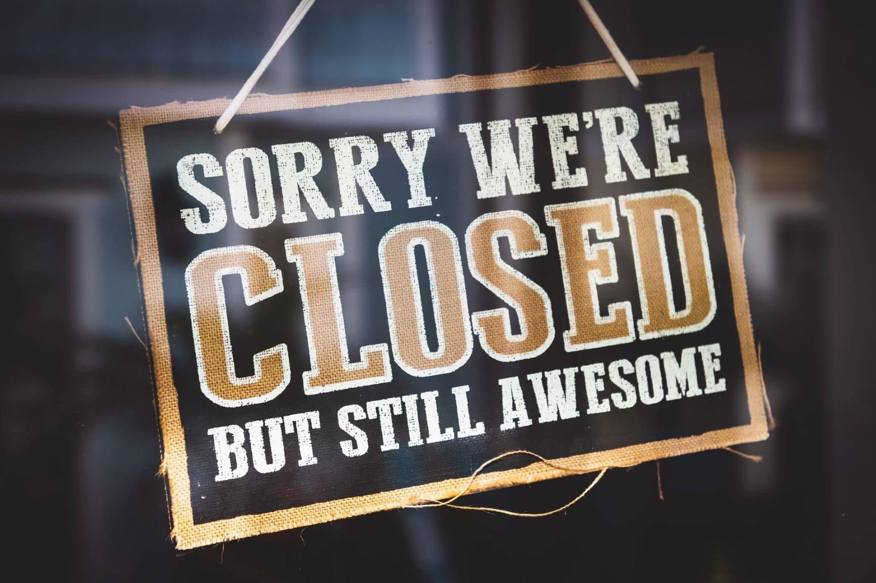 Schild mit Aufschrift Sorry we are closed
