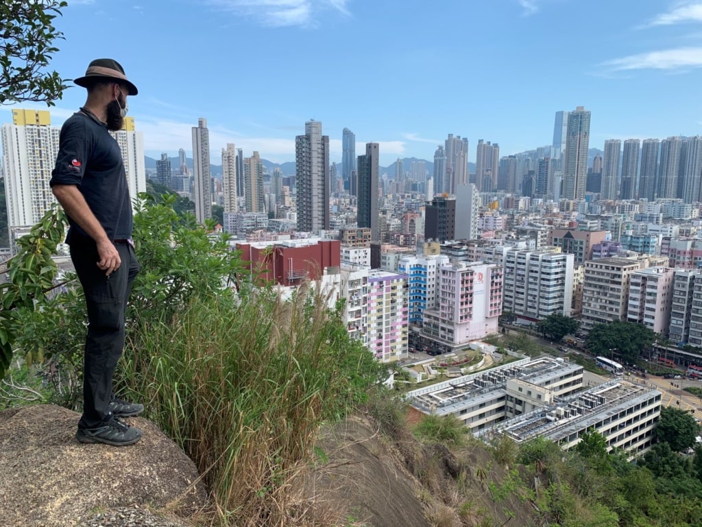 Thor Pedersen auf einem Hügel in Hongkong
