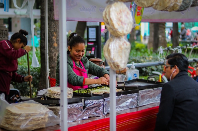 Frau bereitet Quesadillas an einem Streetfood Markt in Mexiko City zu