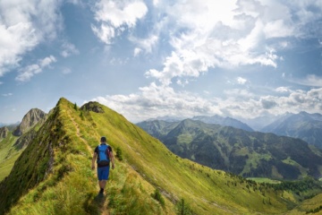 Bergwandern über einen Bergkamm in den Alpen, Österreich