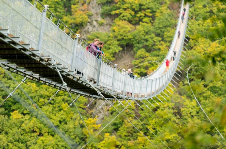 Besucher auf der Geierlay-Hängeseilbrücke