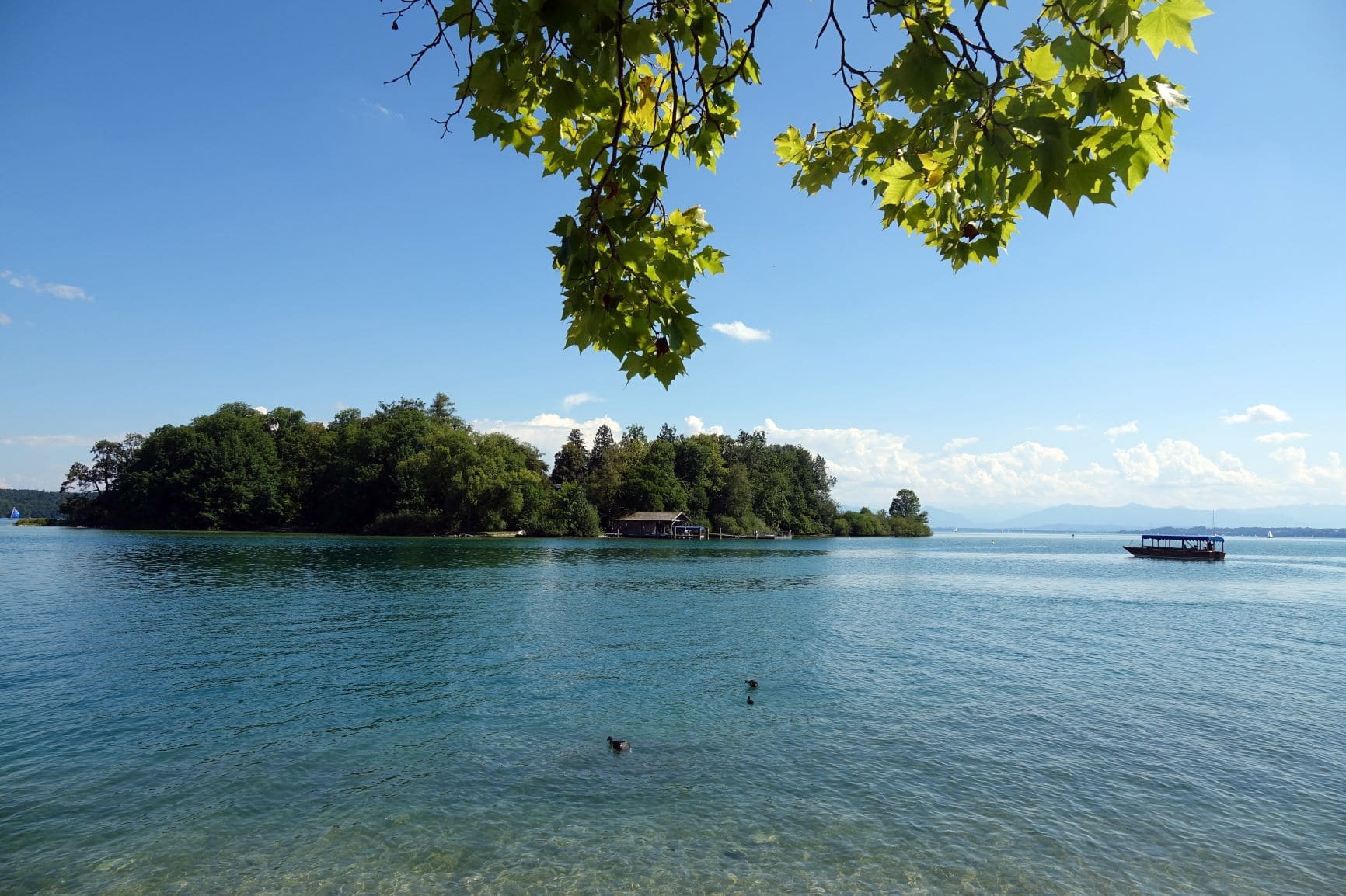Insel in Deutschland: Boot auf dem Weg zur Roseninsel im Starnberger See