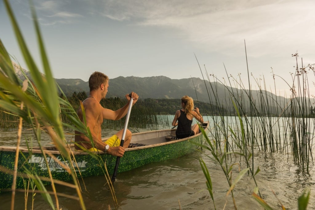 Paar auf Kanu auf dem Faaker See