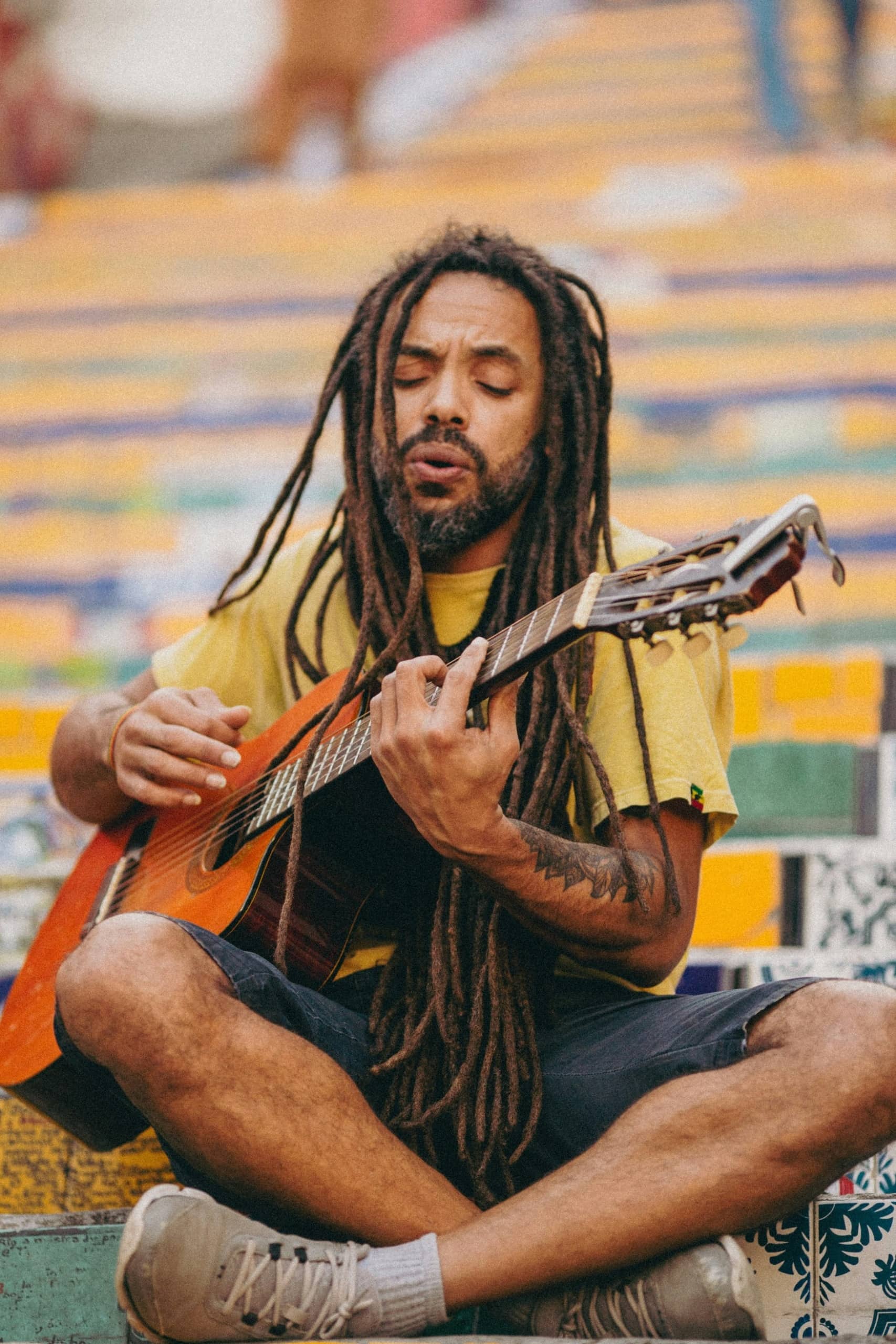 Rastafari-Musiker mit Gitarre