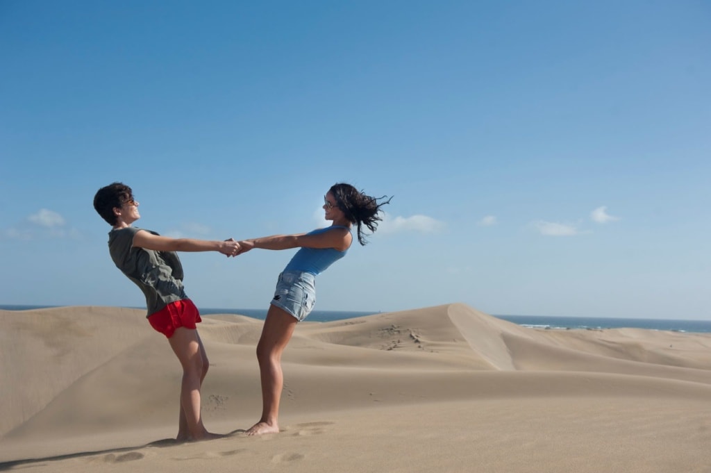 Lesben-Paar in Dünen auf Gran Canaria 