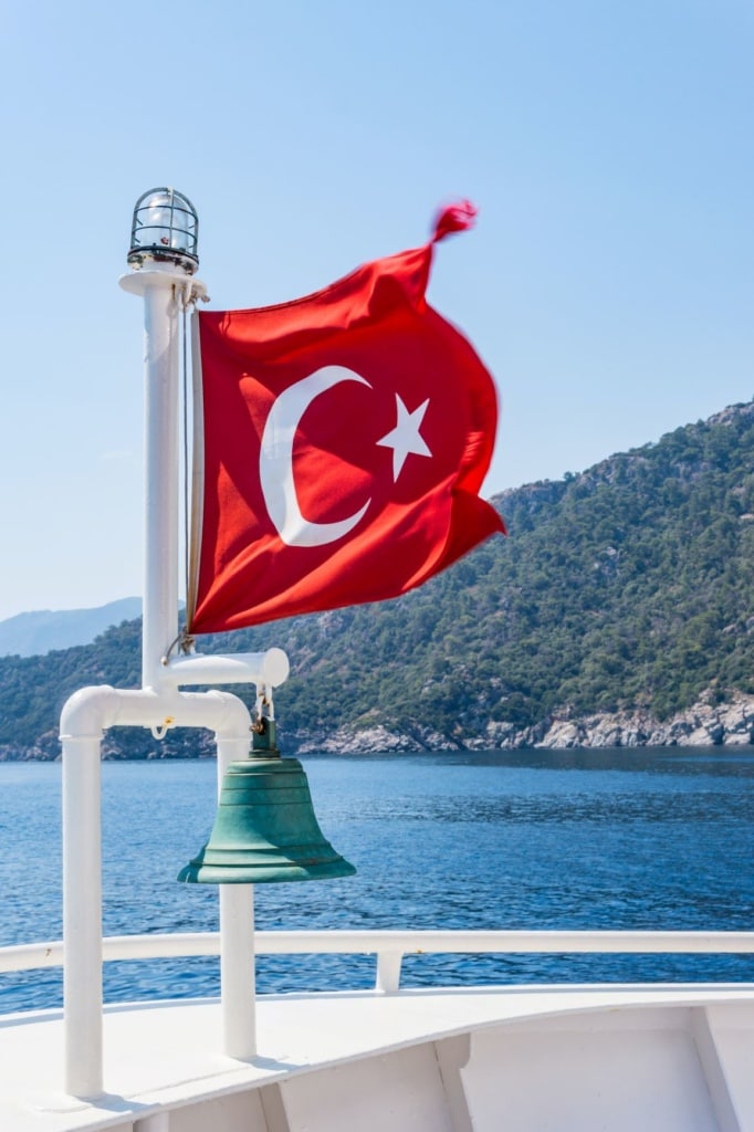Glocke und Türkei-Flagge auf Boot