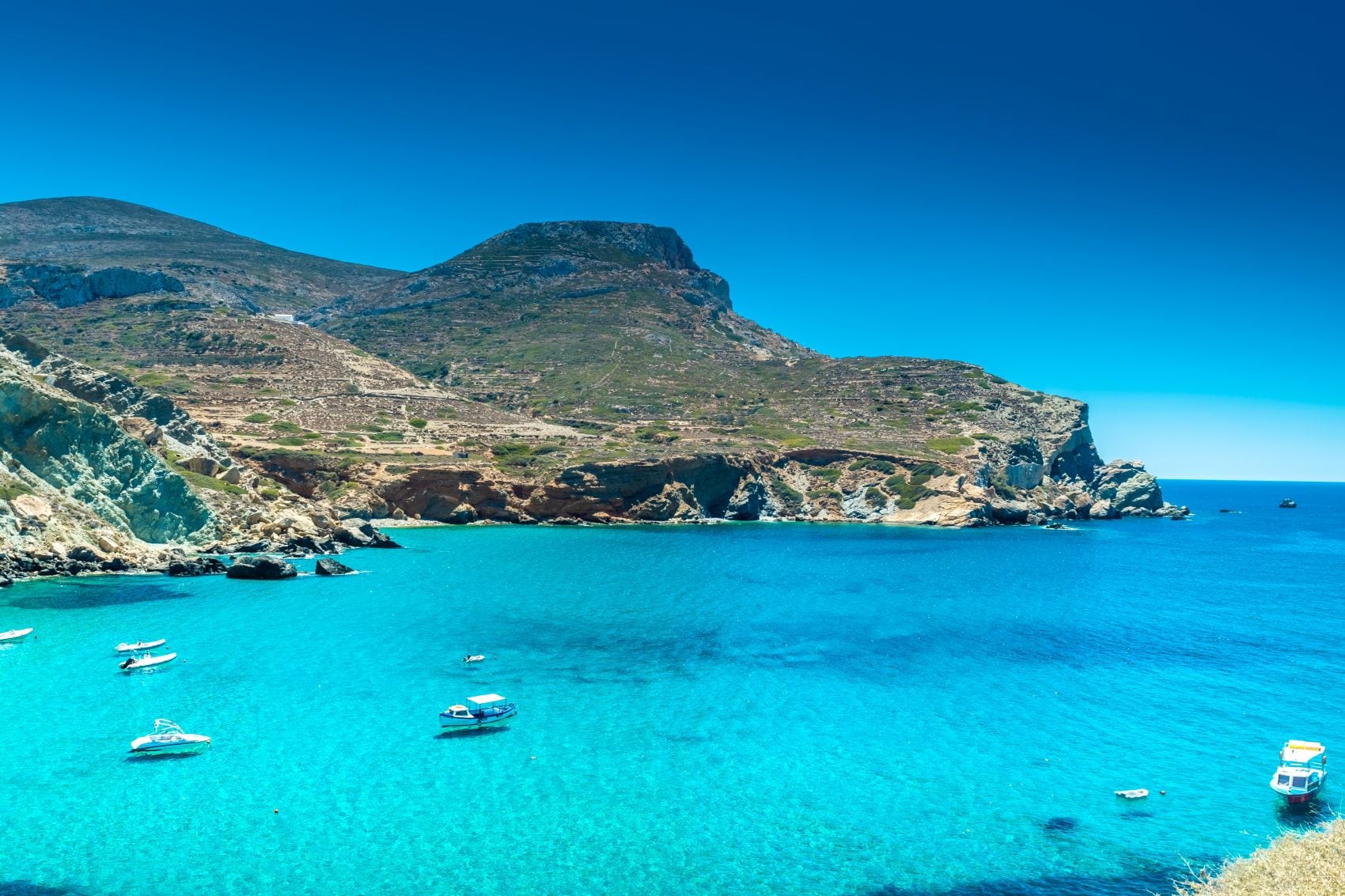 Boote vor Strand von Agali, Folegandros,