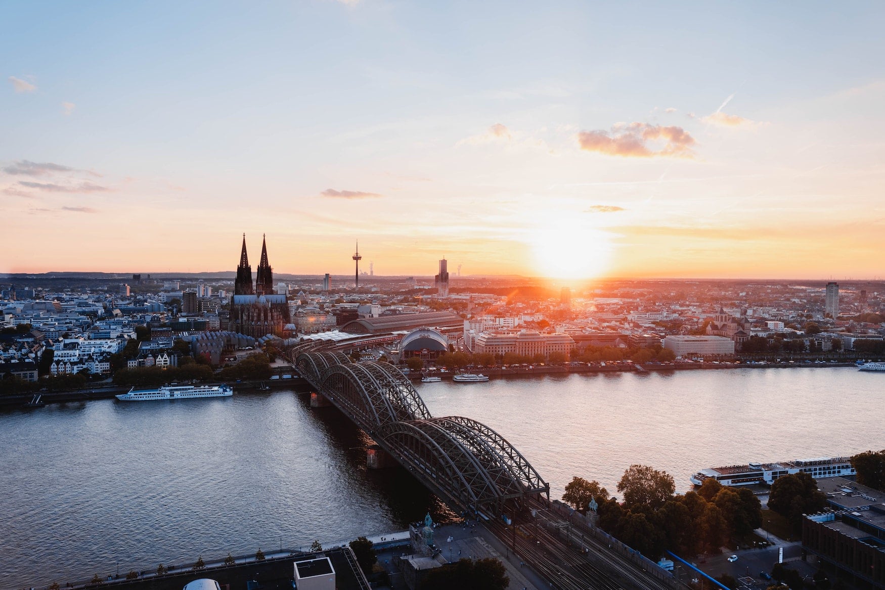 Blick von der rechten Rheinseite auf den Kölner Dom bei Sonnenuntergang