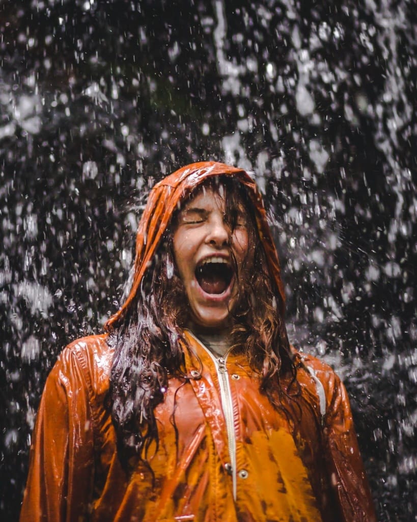Frau schreit im Regen