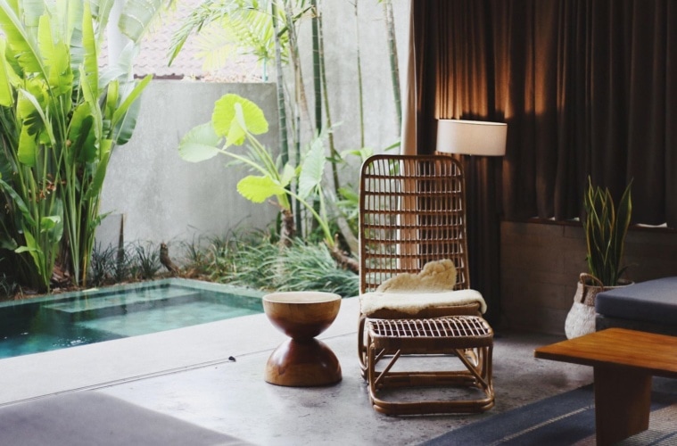 Hotelzimmer mit Pool und viel Grün