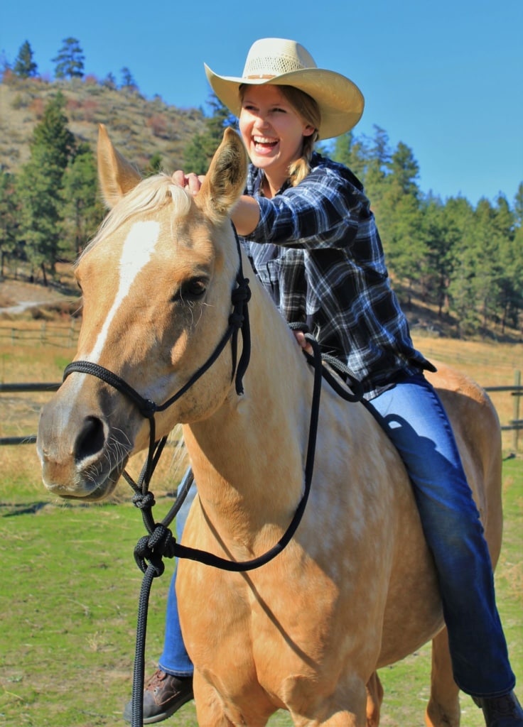 Julia Falk auf einem Pferd in Kanada
