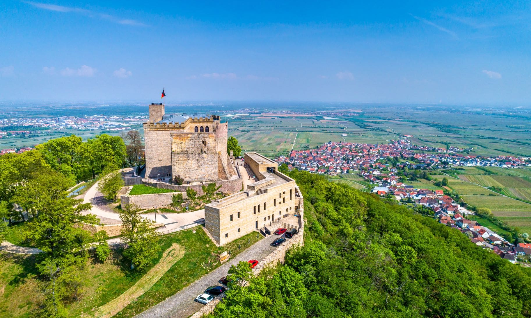 Urlaub in der Pfalz: Hambacher Schloss aus der Luft