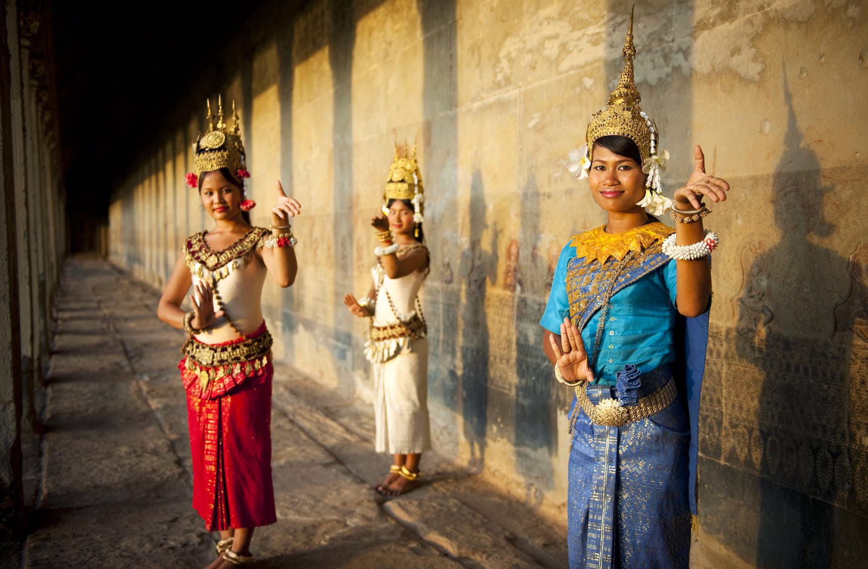 Drei Frauen aus Kambodscha tanzen den Khmer, einen traditionellen Tanz, der auf der Liste des immateriellen Kulturerbes der Unesco steht