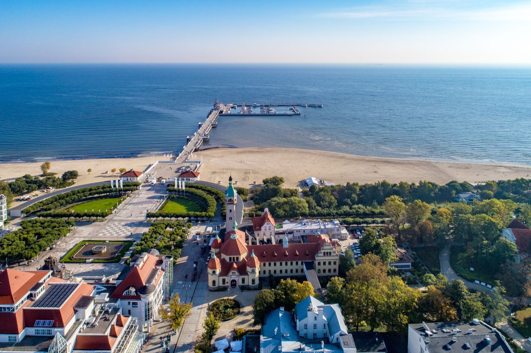 Strand und Küste in Sopot bei Danzig aus Vogelperspektive