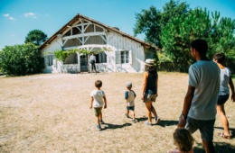 Tagesausflug an Frankreichs Atlantikküste:Familie im Ökomuseum Marquèze