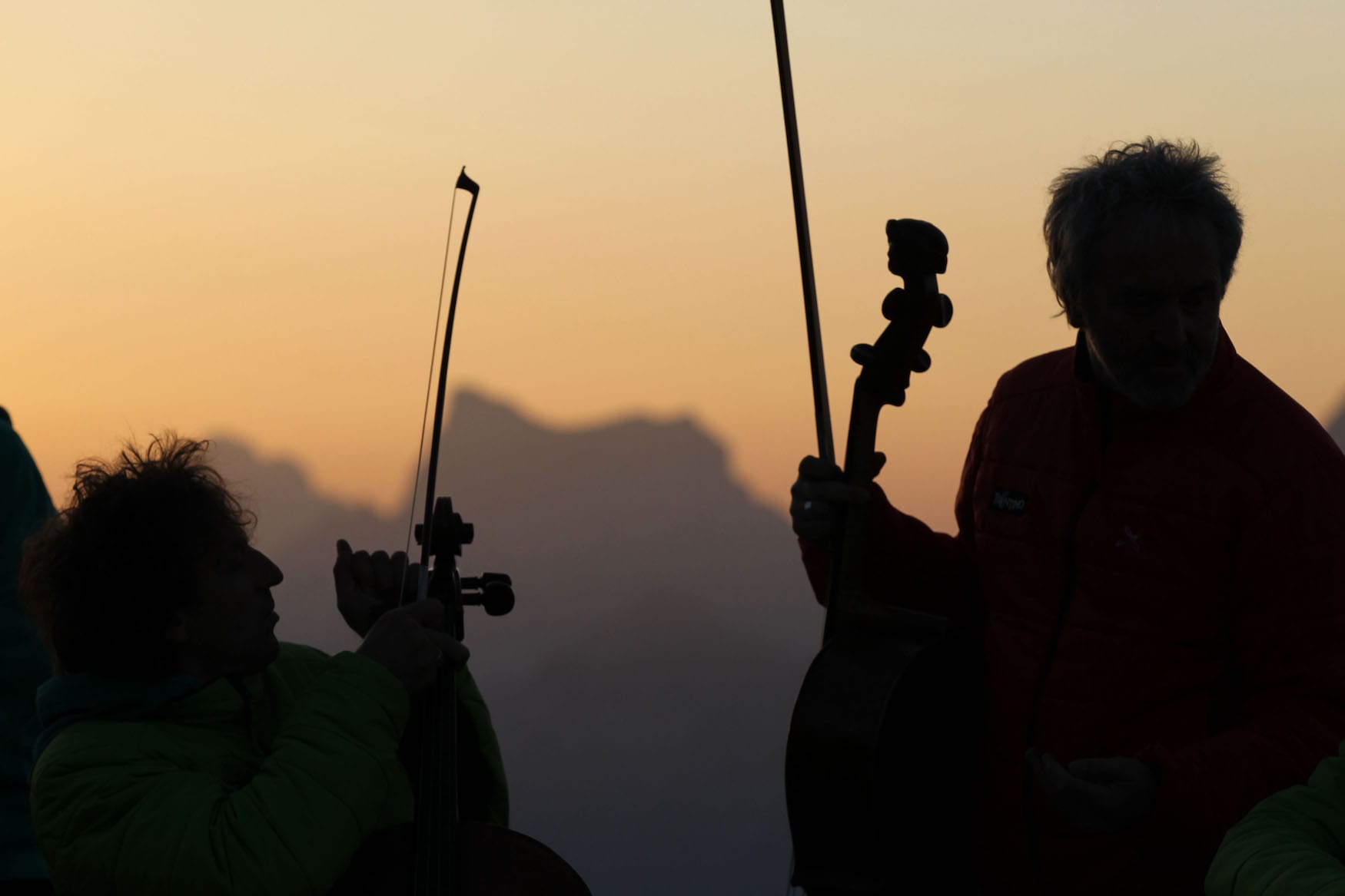 Musiker in den Bergen in Italien