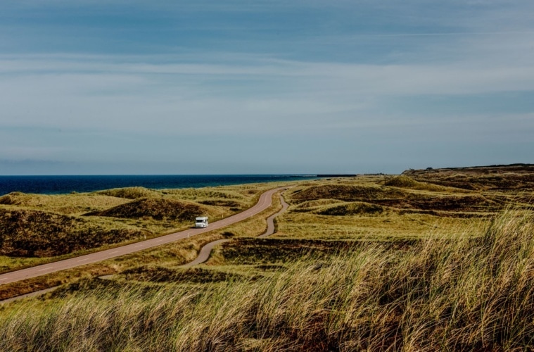 Wohnmobil fährt auf einer Straße im Kystvejen Thy Nationalpark