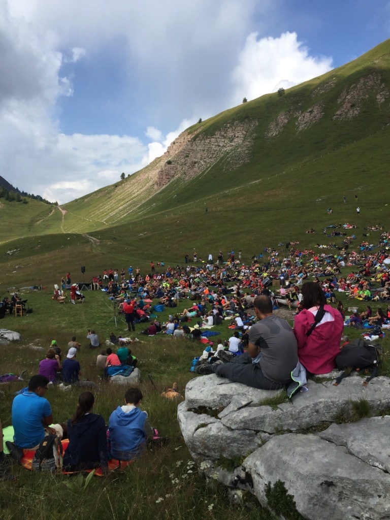 Das Publikum beim Sounds of the Dolomites amüsiert sich prächtig.