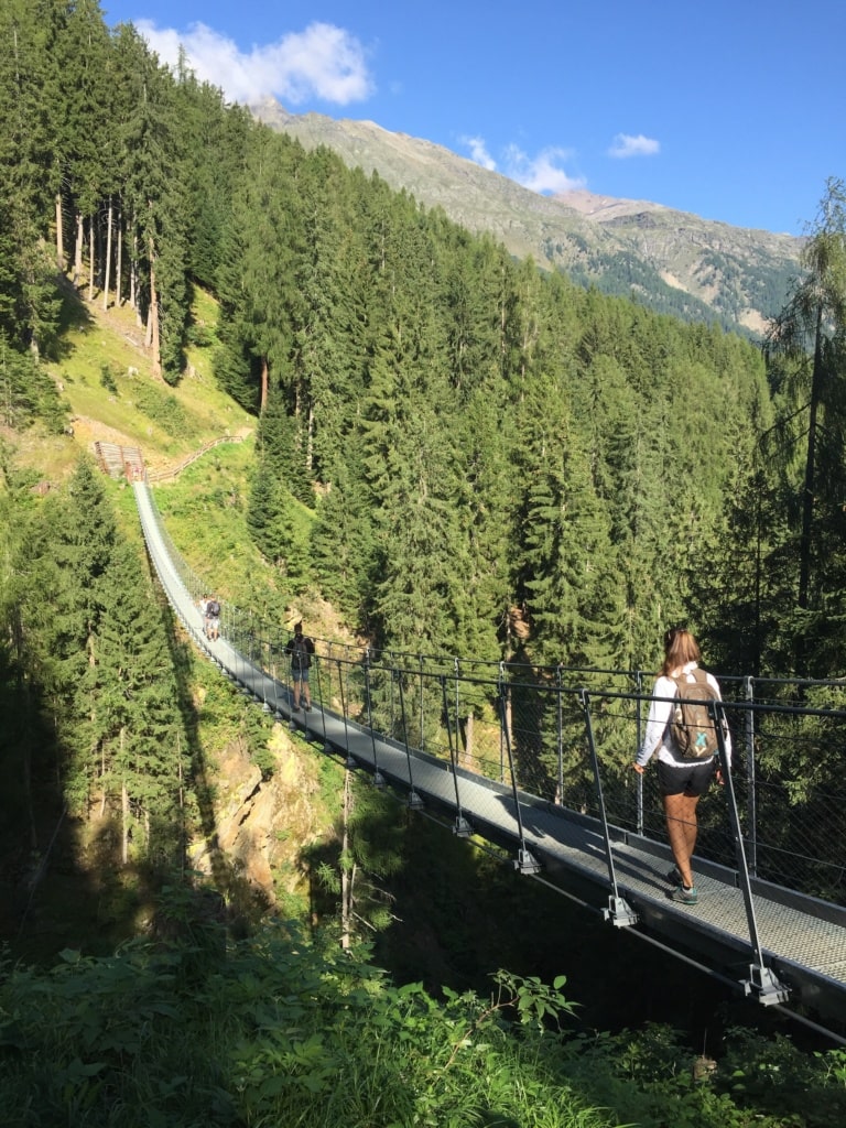 100 Meter ragt die Hängebrücke über das Val di Rabbi.
