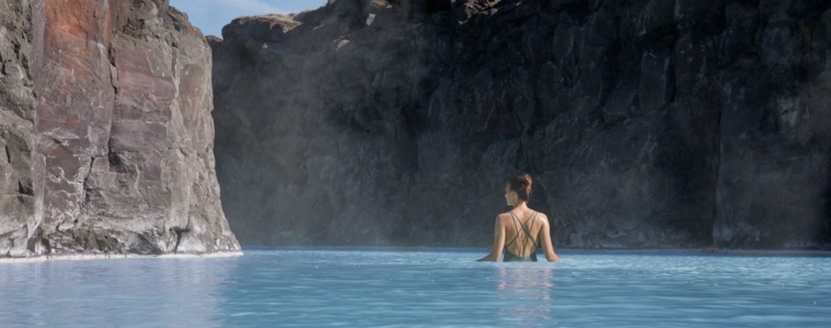 Frau im Pool im The Retreat in Island