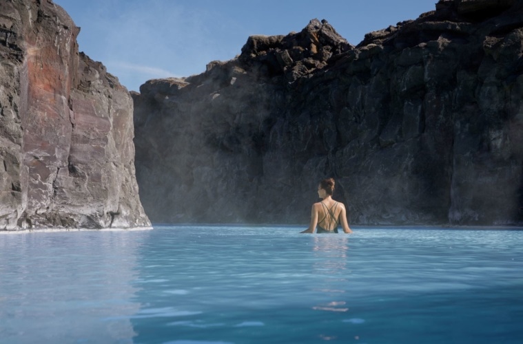 Frau im Pool im The Retreat in Island