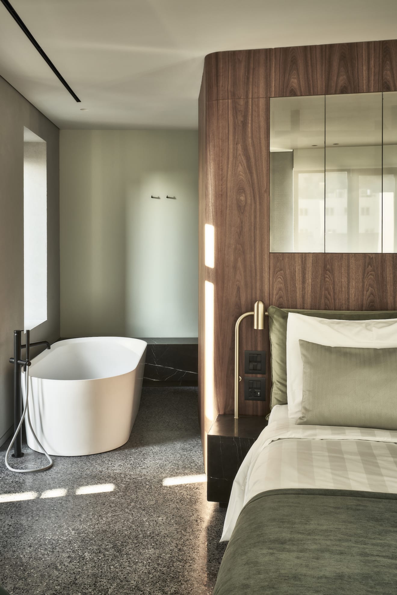Glatte Oberflächen, warme Farben und runde Kanten bestimmen das Interior im Perianth Design Hotel in Athen