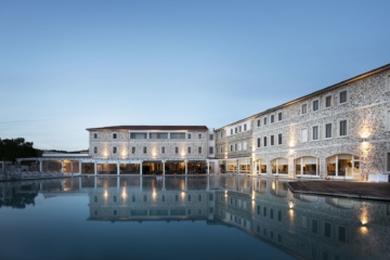 Blick auf Pool und Fassade der Terme di Saturnia