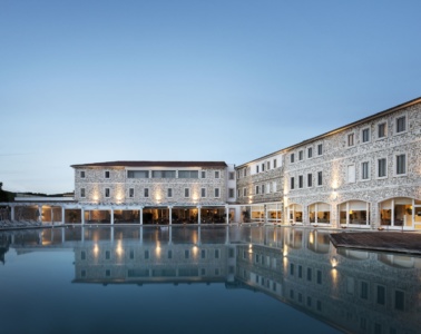 Blick auf Pool und Fassade der Terme di Saturnia