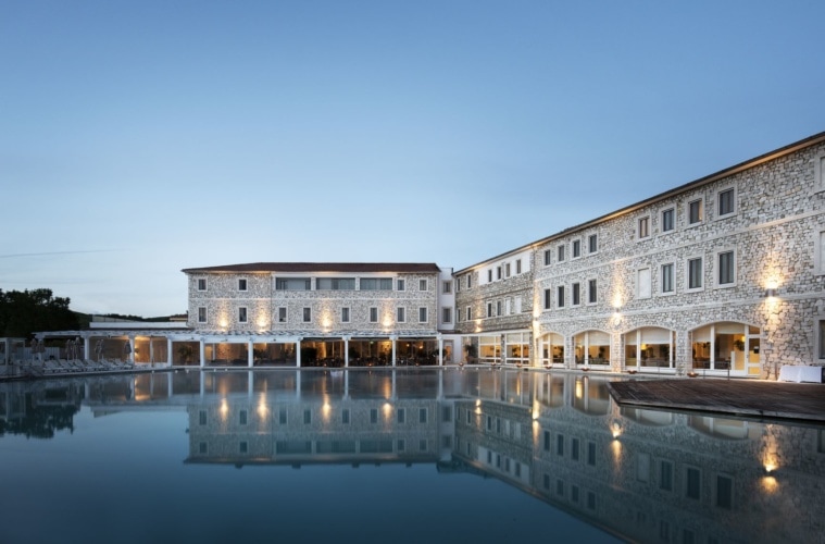 Blick auf Pool und Fassade der Terme di Saturnia