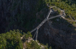 Eine Brücke führt über eine Schlucht beim Voringsfossen-Wasserfall in Norwegen