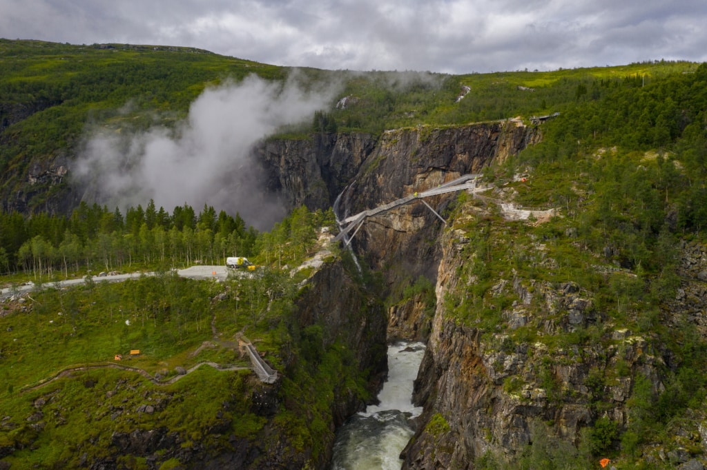 Brücke über die Schlucht beim Voringsfossen-Wasserfall in Norwegen
