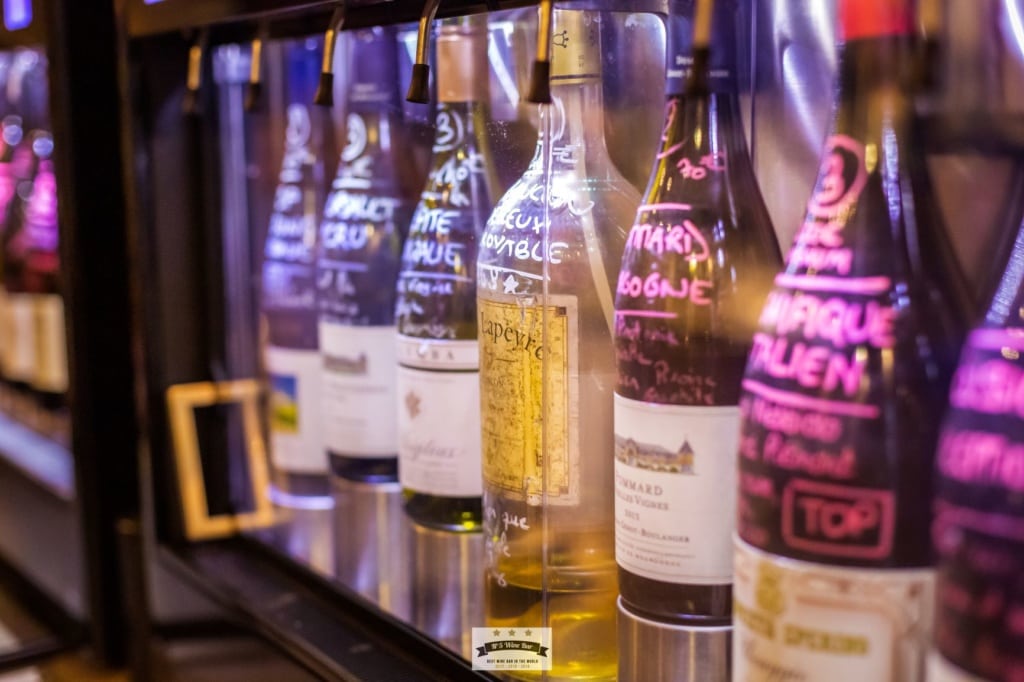 Flaschen Wein in der Wine Bar N.5