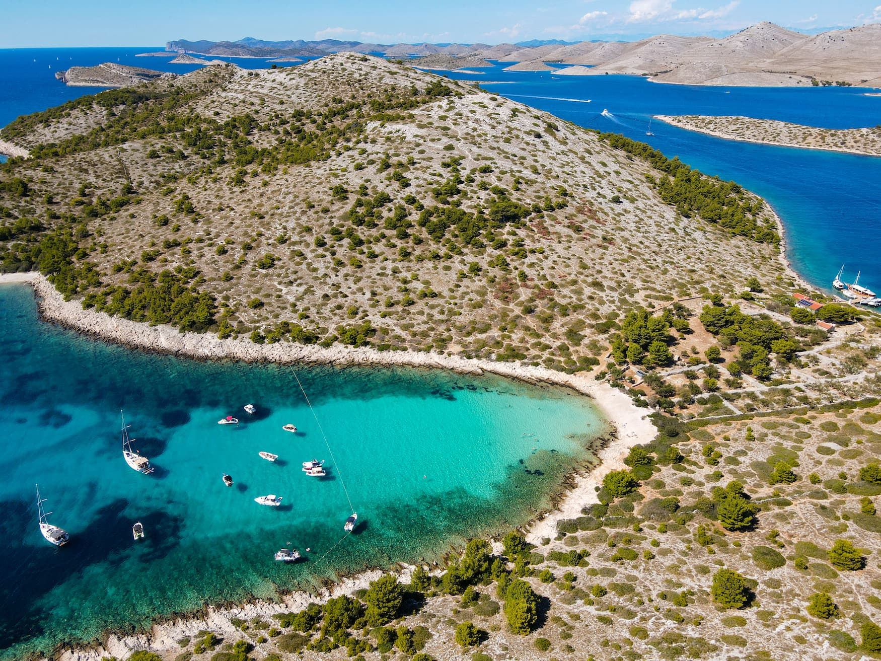 Strandbucht auf einer der unbekannten Inseln in Kroatien, Kornati