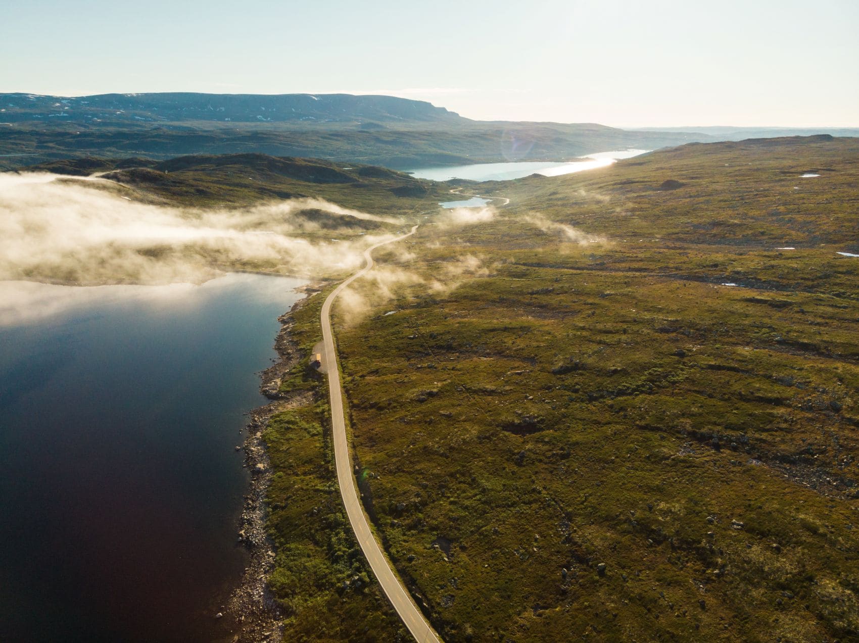 Straße Rv7 durch die Landschaft der Hardangervidda in Norwegen