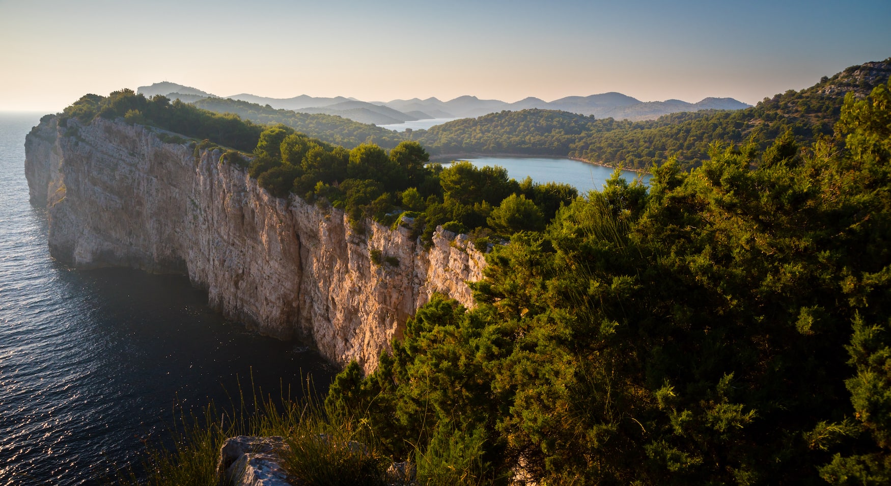 Klippen auf der unbekannten Insel Dugi Otok in Kroatien