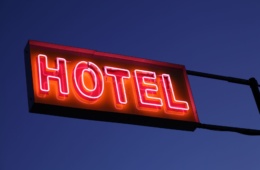 Ein in der Nacht in neonrot beleuchtetes Hotel-Schild