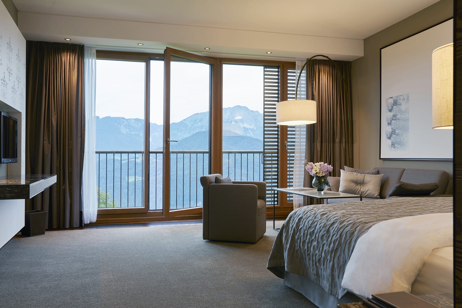 Die Zimmer des Kempinski Hotel Berchtesgaden sind gemütlich im alpin-edlen Stil eingerichtet.