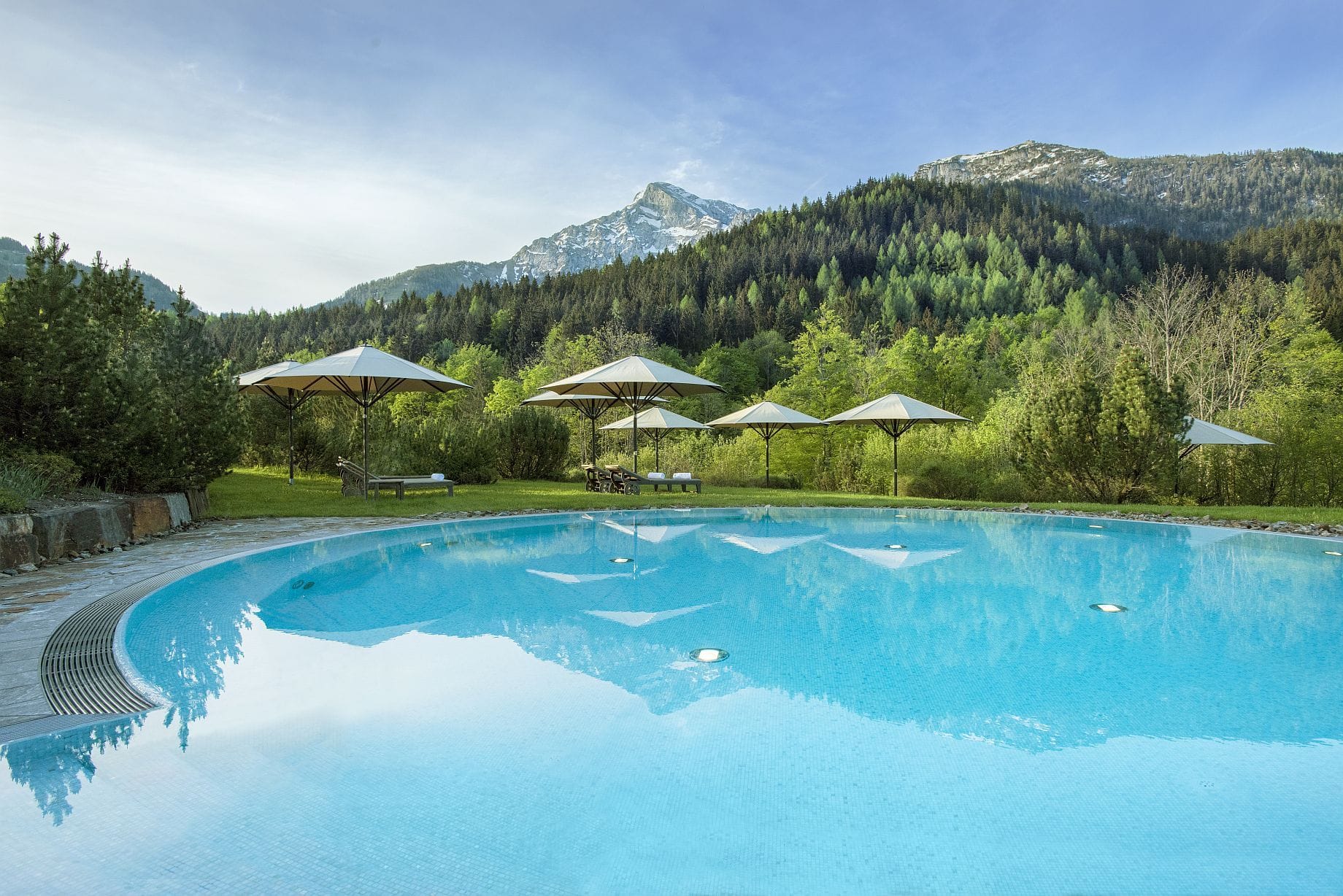 Auch vom Außenpool des Kempinski Hotel Berchtesgaden blickt man auf das Bergpanorama.