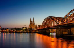 Blick vom rechten Rheinufer auf den Kölner Dom und die Hohenzollernbrücke