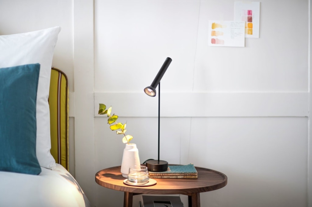 Luxury Residence by Widder: Bett, Tisch,Lampe,Details