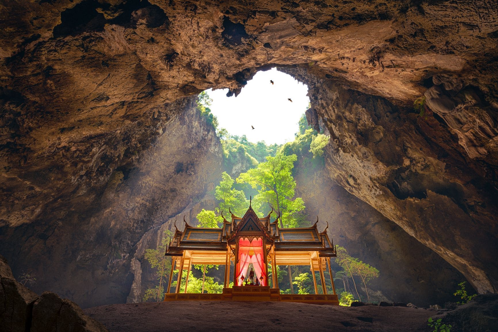 Phraya-Nakhon Cave in Thailand; durch ein Loch in der Decke fällt das Licht genau auf einen kleinen Pagoden-Tempel, der in der Höhle errichtet ist.