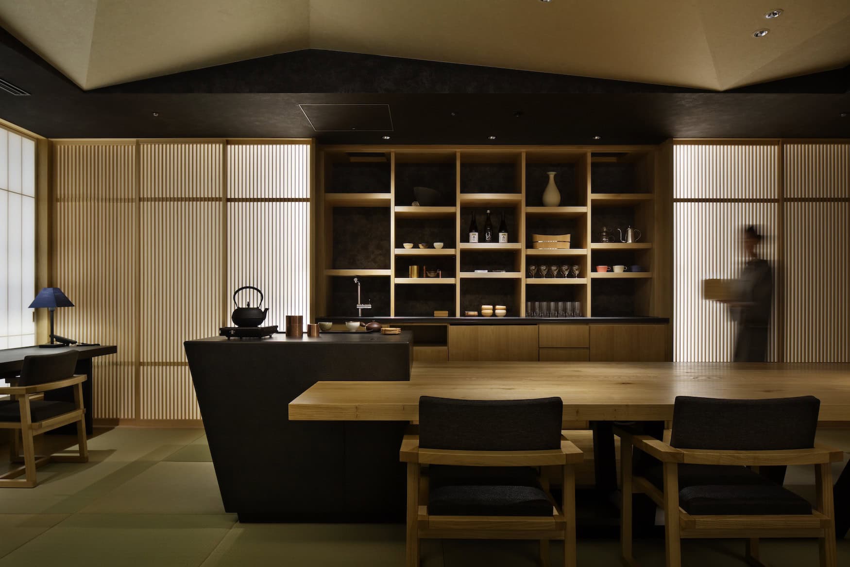 Ochanoma-Lounge im HOSHINOYA Tokyo mit Teestation, Tatami-Boden und Holzlamellen