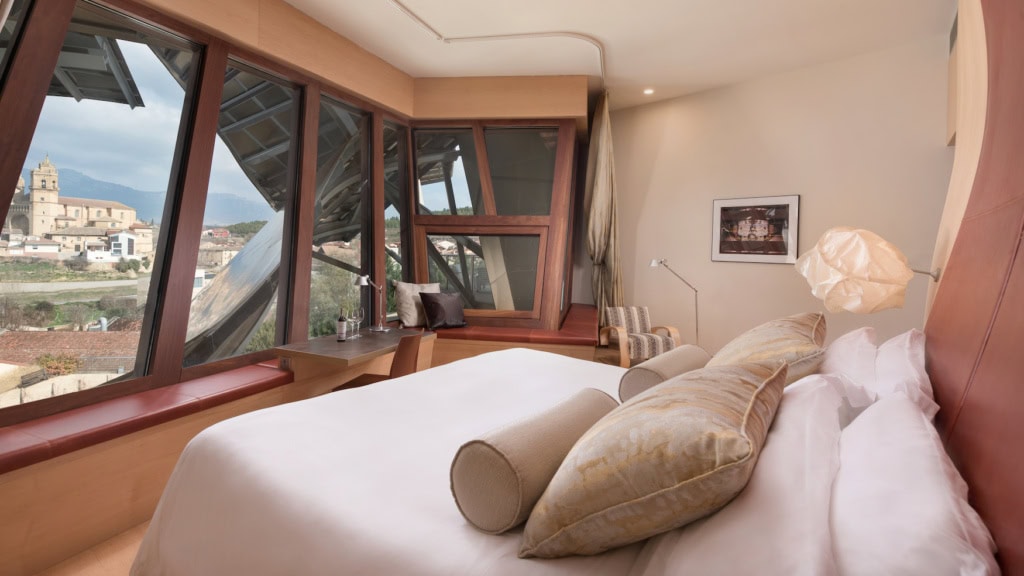 Zimmer im Marqués de Riscal mit schräg gestellten Fenstern und Blick auf das Dorf Elciego