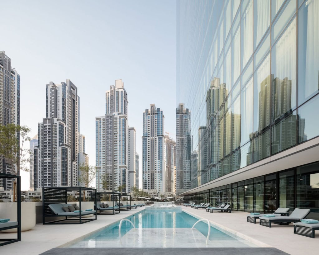 Pool des ME Dubai by Meliá mit Blick auf die Hochhäuser im Burj-Khalifa-Viertel