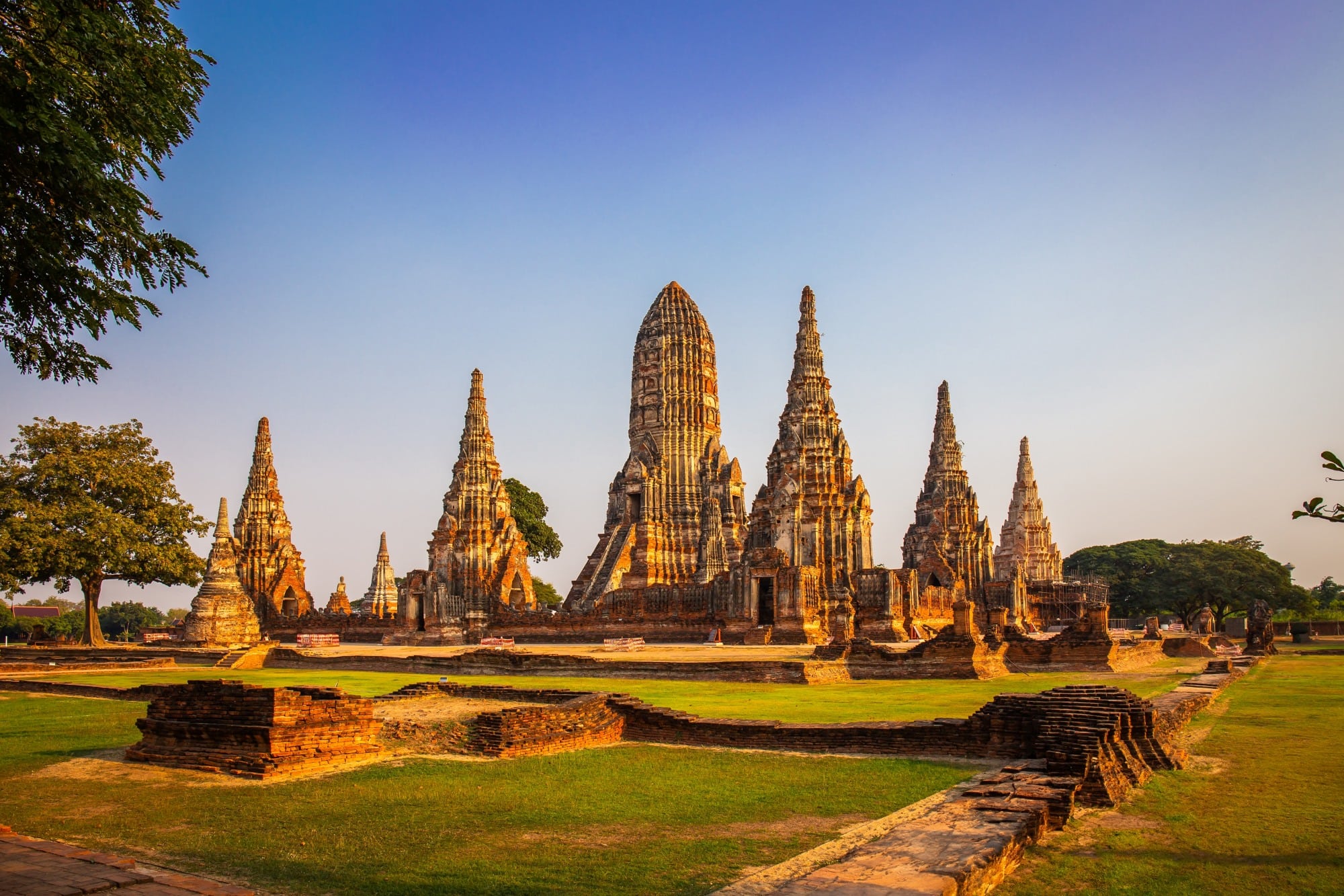 Weitläufige Ruine in der historischen Stadt Ayutthaya in Thailand, angeschienen von der untergehenden Sonne.