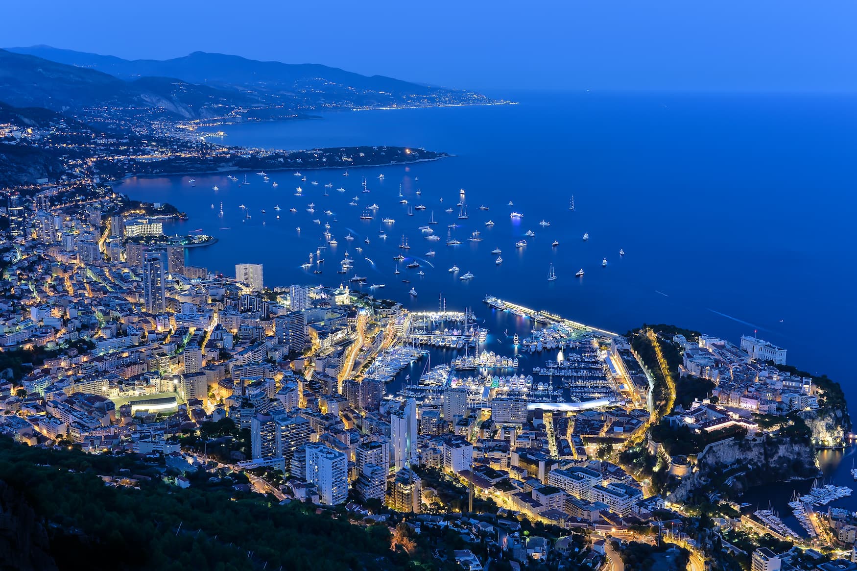 Blick über Monaco am Abend, Yachten im Meer