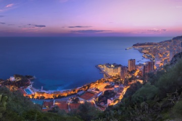 Blick über Monaco im Abendlicht