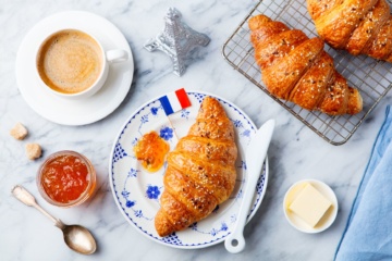 Croissants mit Kaffee auf einem Tisch